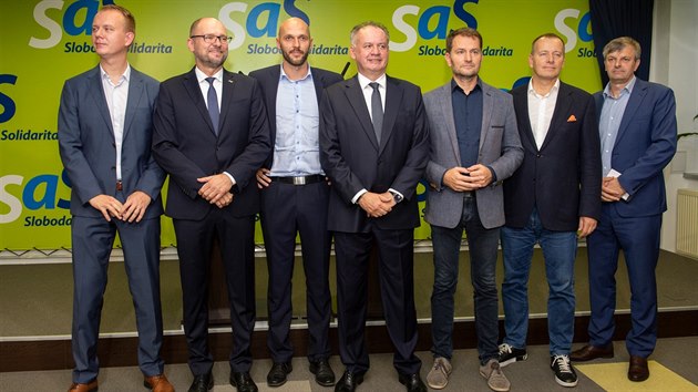 Slovensk blok zmny se nekon. Zleva programov ldr Progresivnho Slovenska/Spolu (PS/Spolu) Miroslav Beblav, Richard Sulk za SaS, pedseda PS/Spolu Michal Truban, ldr strany Za lidi Andrej Kiska, pedseda OLaNO Igor Matovi, f strany SME RODINA Boris Kollr a poslanec Igor Janckulk. (21. jna 2019)