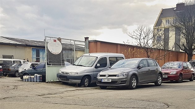 Na rohu ulici St. eka a Borovsk stoj autoservis. V budoucnu by ho mly nahradit ti bytov domy.