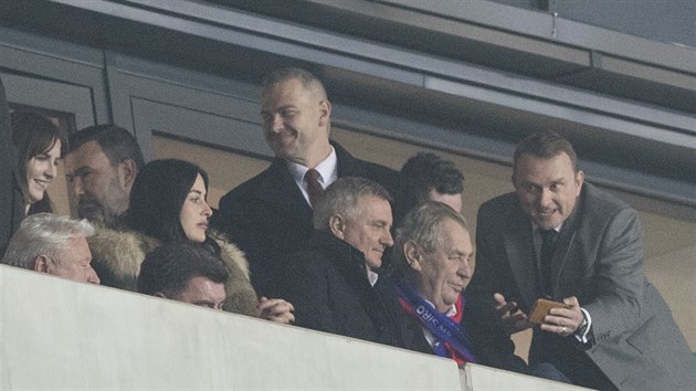 Prezident Milo Zeman navtvil fotbalov utkn Slvie Praha  Inter Miln. Doprovodila ho dcera Kateina i hradn kancl Vratislav Myn. (28. listopadu 2019)