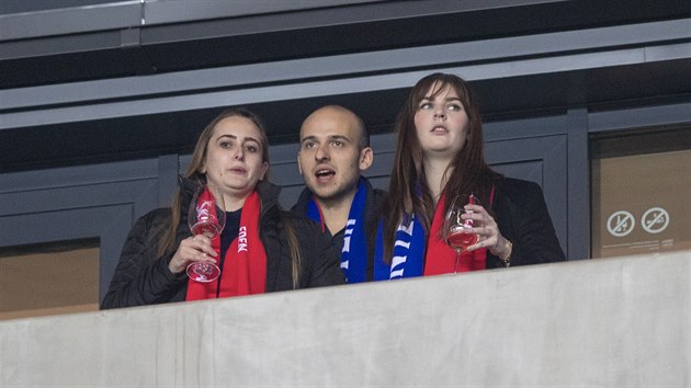 Prezident Milo Zeman navtvil fotbalov utkn Slvie Praha  Inter Miln. Doprovodila ho dcera Kateina (vpravo). (28. listopadu 2019)