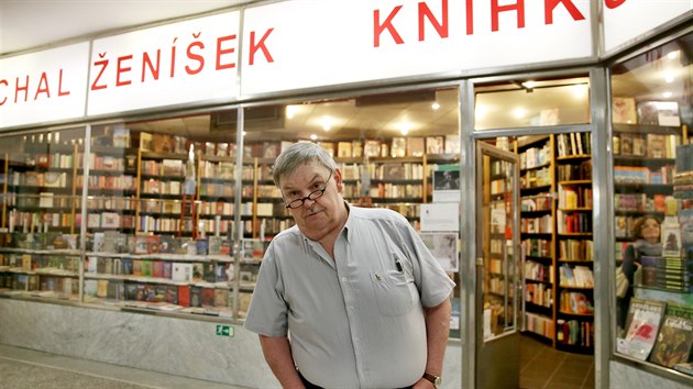 Michal enek vedl nejstar soukrom knihkupectv v republice. Te m do dchodu a pro obchod v brnnsk pasi Alfa hled nstupce.