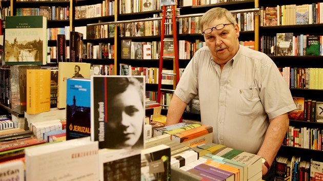Michal enek vedl nejstar soukrom knihkupectv v republice. Te m do dchodu a pro obchod v brnnsk pasi Alfa hled nstupce.