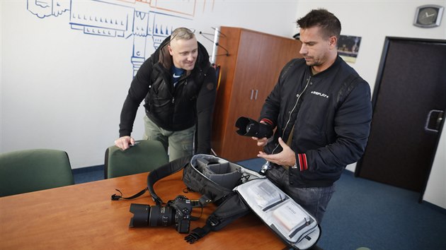 Fotograf Petr Mrzek (vpravo) si na sted strnk v Pardubicch prohl navrcenou fototechniku. Osobn podkoval i operanmu dstojnkovi Pavlu Leuchterovi (vlevo).