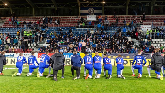 Olomout fotbalist pi dkovace se svmi fanouky po utkn Slavi.