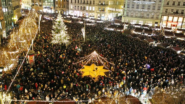 Zaplnn nmst se dokalo. Vnon strom se v 17 hodin slavnostn rozsvtil.