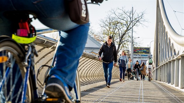 Na Dlouhm most se na chodnku neustle potkvaj chodci a cyklist.