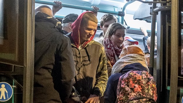 Na zastvce U Kapitna v Pardubicch se u pednmi dvemi do autobusu jedoucho do Chrudimi nedostane nikdo, idi proto otevr lidem zadn dvee. Kdyby to neudlal, museli by tam vichni ekat bezmla hodinu na dal spoj.