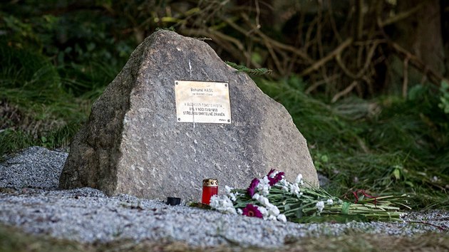 Kamenný pomník s bronzovou deskou poblíž místa osudné přestřelky stojí od září 2013. Vandal ho poškodil nejspíše krumpáčem.