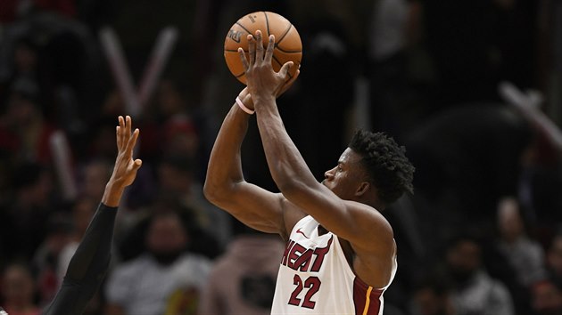 Jimmy Butler z Miami pl v utkn proti Chicagu.