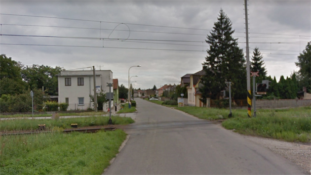 Spor se tk ken eleznice a cesty v Tovaovsk ulici na okraji Chropyn.