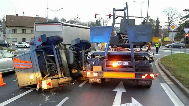 Nkladn auto pevelo dv elektrocentrly, jedna spadla.