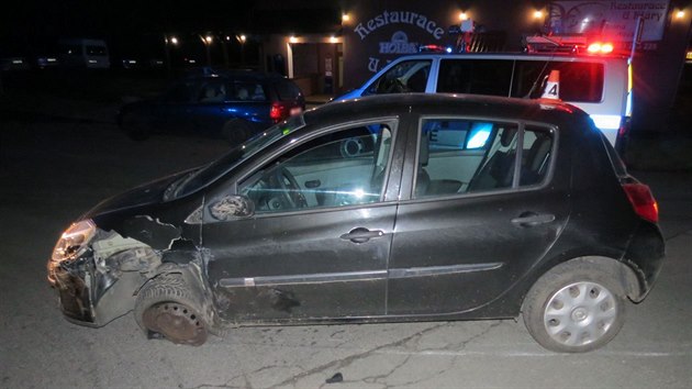 Hledan recidivista naboural v Bludov (na snmku vz, kterm jel) pi bezohledn jzd auto v protismru a pak z msta utekl. Byl toti hledan polici, nem idisk prkaz a vz je kraden.