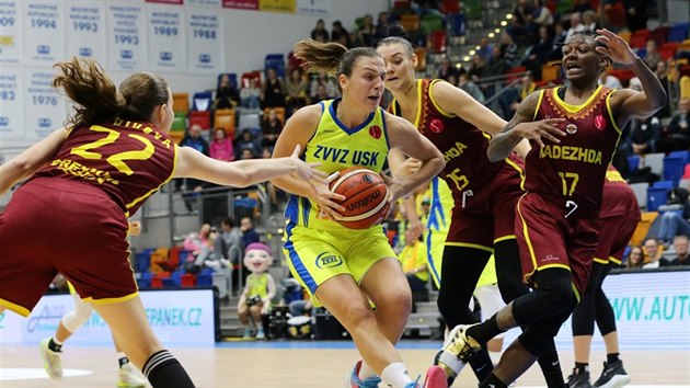 Marija Reanov (ve lutm) z USK Praha to na ko Orenburgu mezi Ericou Wheelerovou (17), Albinou Raevovou (15) a Olgou Novikovovou (22).