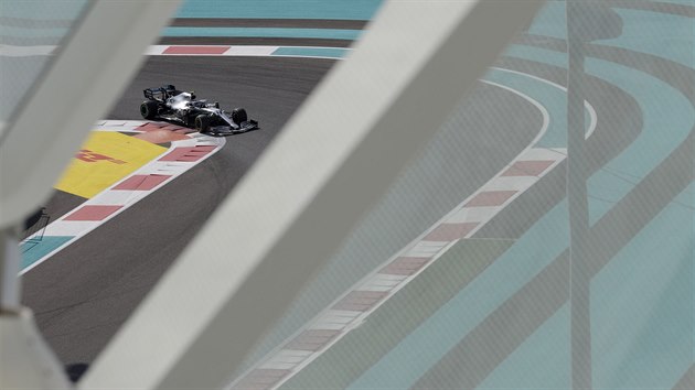 Valtteri Bottas z Mercedesu na okruhu v Ab Zab