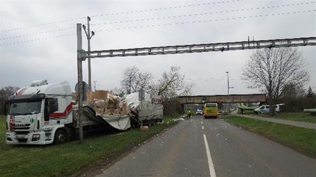 idi pokodil kamion i nklad, kdy podjdl eleznin most na hradeckm pedmst Vkoe (27. 11. 2019).