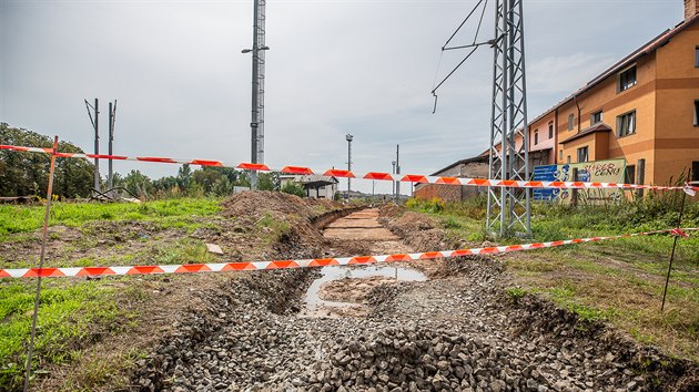 Stavbaři vyměňují koleje u přejezdu mezi Jaroměří a Josefovem. (26. srpna 2019)