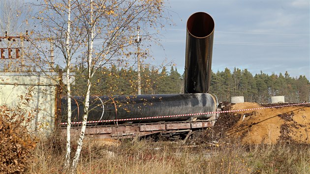 Do areálu soukromé firmy v Kaznějově na Plzeňsku vjely vagony s trubkami. Souprava na konci vlečky vykolejila a náklad se vysypal. (19. 11. 2019)