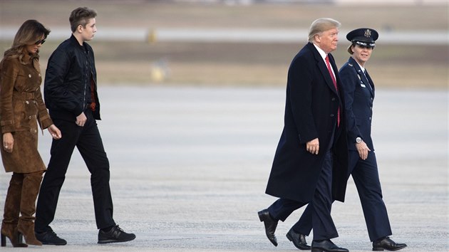 Prezident Donald Trump, Melania Trumpov a jejich syn Barron Trump ped odletem z Washingtonu do jejich rezidence Mar-a-Lago, kde strv Den dkuvzdn (26. listopadu 2019).