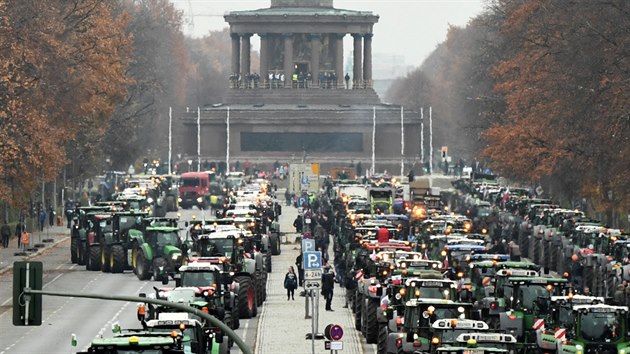 Stovky zemdlc s traktory na protest proti stle psnjm pravidlm na ochranu ivotnho prosted zablokovaly centrum Berlna. (26. listopadu 2019)