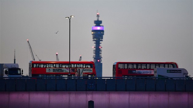 Przdn autobusy na vyklizen most London Bridge, kde policie zastelila jednoho mue, kter ml na sob vestu s falenm vbunm zazenm. Na msto byli pvodn pivolni kvli toku noem. (29. listopadu 2019)