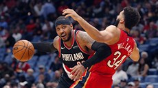 Carmelo Anthony (vlevo) v dresu Portlandu se dere přes Kenricha Williamse z New... Carmelo Anthony (vlevo) v dresu Portlandu se dere přes Kenricha Williamse z New...