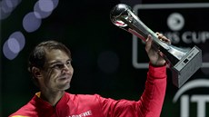 Rafael Nadal pyn ukazuje trofej pro nejlepího hráe daviscupového turnaje.