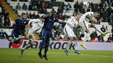 Momentka z utkání Besiktas (bílá) vs. Slovan. Momentka z utkání Besiktas (bílá) vs. Slovan.