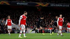 Daichi Kamada z Frankfurtu oslavuje gól na hiti Arsenalu.