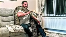 Britská rodina sdílí domácnost se stokilovým škrtičem. Měří přes pět metrů Britská rodina sdílí domácnost se stokilovým škrtičem. Měří přes pět metrů