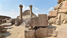 Pohled na Sahureovu pyramidu skrze sloupy, za nimiž začíná zádušní chrám. Pohled na Sahureovu pyramidu skrze sloupy, za nimiž začíná zádušní chrám.