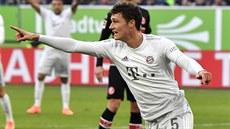 Benjamin Pavard z Bayernu Mnichov slaví svj zásah do sít Düsseldorfu.