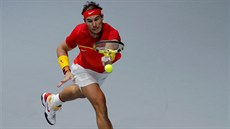 Rafael Nadal ze panlska dobíhá k míi ve finále Davis Cupu v Madridu.
