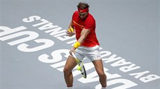 Rafael Nadal ze panlska hraje forhend ve finále Davis Cupu v Madridu.