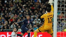 Kylian Mbappé z Paris St. Germain donutil k zákroku Thibauta Courotise z Realu...