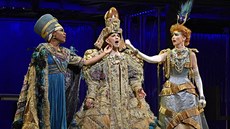 Zleva J'Nai Bridges (Nefertiti), Anthony Roth Costanzo (Achnaton) a Dísella... Zleva J'Nai Bridges (Nefertiti), Anthony Roth Costanzo (Achnaton) a Dísella...