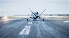 První z pěti aliančních bezpilotních letounů Global Hawk na základně Sigonella...