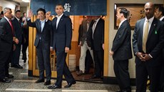 Americký prezident Barack Obama s japonským premiérem Abem pózují po veei...
