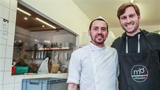 Duše a srdce Mozzarellartu, mistr sýrař Michele Pacillo (vlevo) a jeden z... Duše a srdce Mozzarellartu, mistr sýrař Michele Pacillo (vlevo) a jeden z...