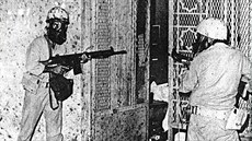 Členové saudských speciálních sil během zásahu ve Velké mešitě v Mekce. (1979) Členové saudských speciálních sil během zásahu ve Velké mešitě v Mekce. (1979)