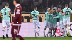 Fotbalisté Interu Milán slaví jednu z branek v detivém utkání italské ligy na...