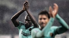 Romelu Lukaku, útoník Interu Milán, dkuje fanoukm po vítzství v Turín.