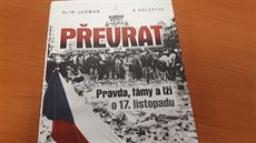 Knihu Převrat s podtitulem Pravda, fámy a lži o 17.listopadu přišli pokřtít... Knihu Převrat s podtitulem Pravda, fámy a lži o 17.listopadu přišli pokřtít...