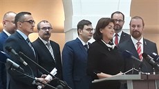 Poslanci sedmi stran se společně obracejí na americké kongresmany, aby zvýšili... Poslanci sedmi stran se společně obracejí na americké kongresmany, aby zvýšili...
