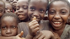 V Zambii neznamená zdvižený palec pochvalu, ale výzvu k pozdravu. Při něm si... V Zambii neznamená zdvižený palec pochvalu, ale výzvu k pozdravu. Při něm si...