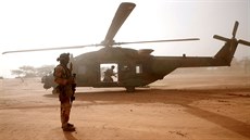 Francouzský voják na stráži během operace Barkhane v Mali. (29. července 2019) Francouzský voják na stráži během operace Barkhane v Mali. (29. července 2019)