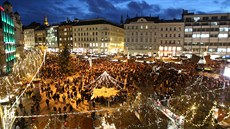 Na brněnském náměstí Svobody se dnes sešly tisíce lidí, aby viděly slavnostní... Na brněnském náměstí Svobody se dnes sešly tisíce lidí, aby viděly slavnostní...