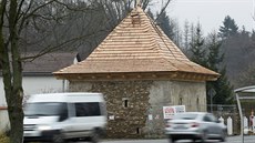 Špýchar stojící hned vedle hlavního silničního tahu vypadá jako malá tvrz, ale... Špýchar stojící hned vedle hlavního silničního tahu vypadá jako malá tvrz, ale...