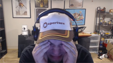 Tyler McVicker během oznámení nového dílu Half-Life Tyler McVicker během oznámení nového dílu Half-Life