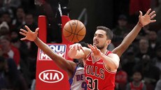 Tomáš Satoranský a jeho přihrávka ve výskoku, tísní ho Langston Galloway z... Tomáš Satoranský a jeho přihrávka ve výskoku, tísní ho Langston Galloway z...