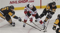 Blake Coleman z New Jersey v obležení hokejistů Pittsburghu. Blake Coleman z New Jersey v obležení hokejistů Pittsburghu.